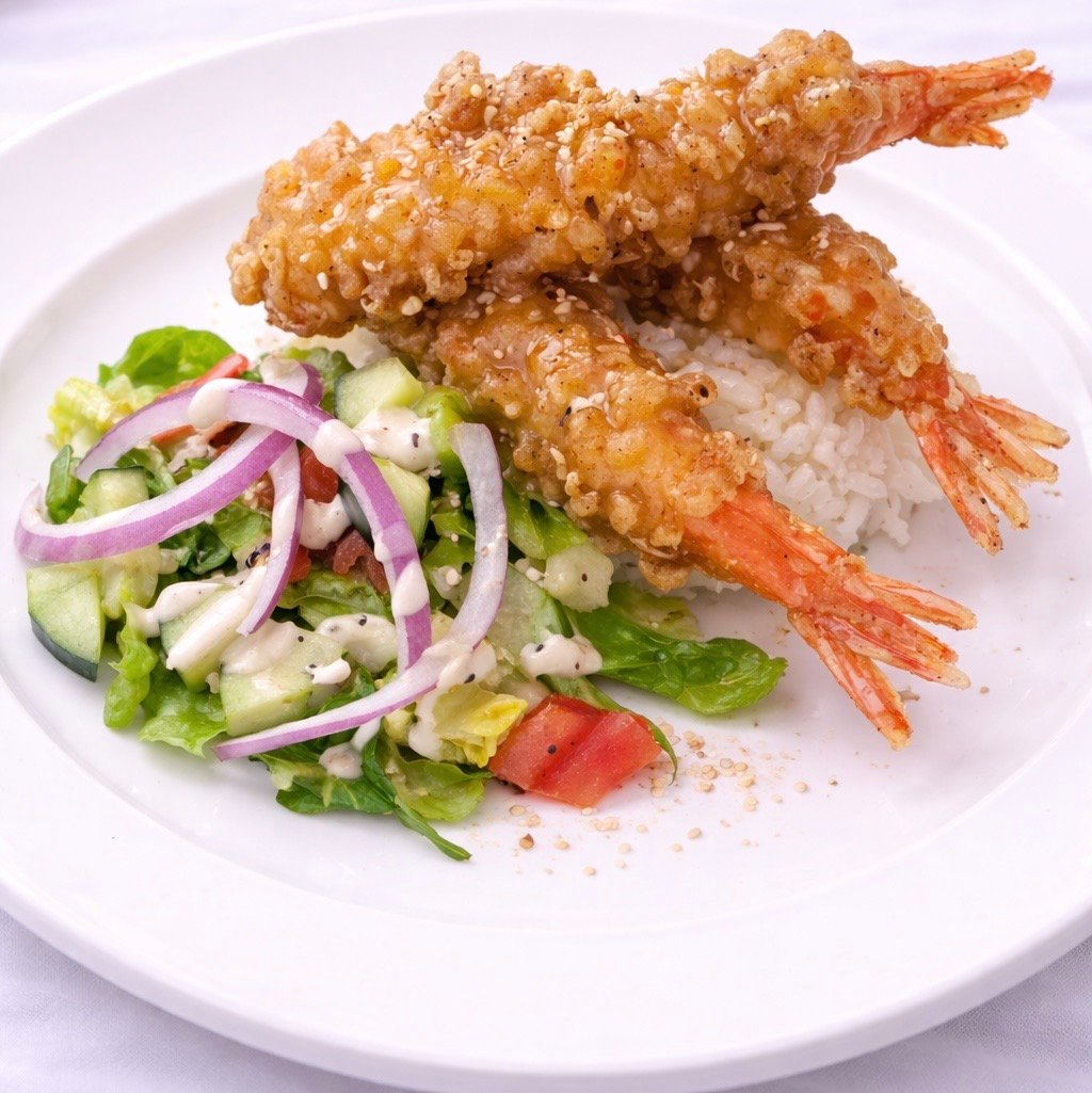 Crispy shrimp with salad and dipping sauce