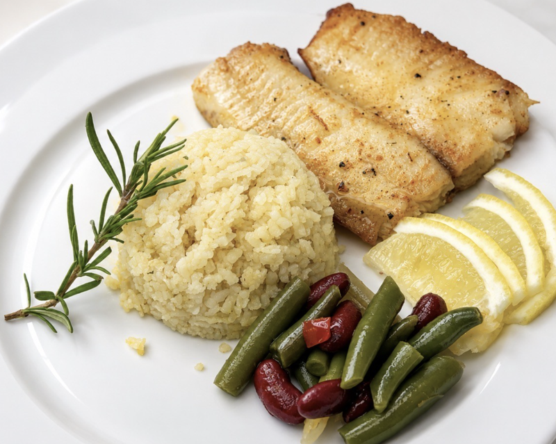 Baked fish with rice and green beans